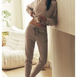 Alo Muse sweatshirt and sweatpants set